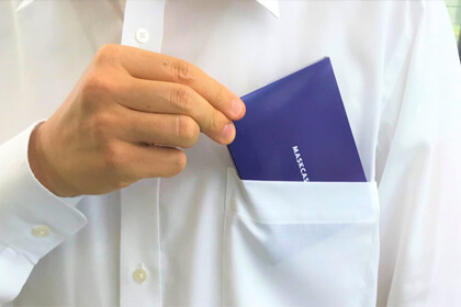 紙製マスクケース（抗菌タイプ・折りたたみ型）をポケットに入れた場合の例